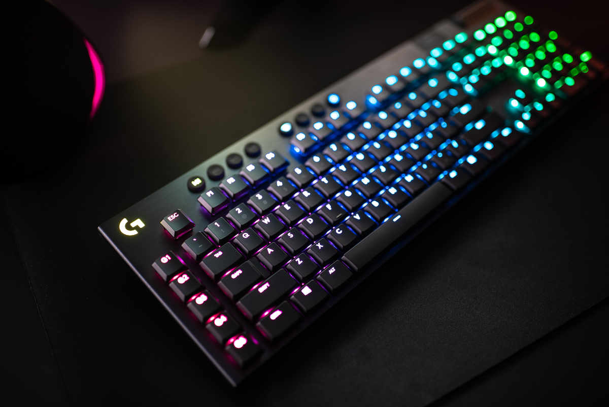 Logitech bringt zwei neue Gaming-Tastaturen: Die G915 Lightspeed und G815  Lightsync – Hartware